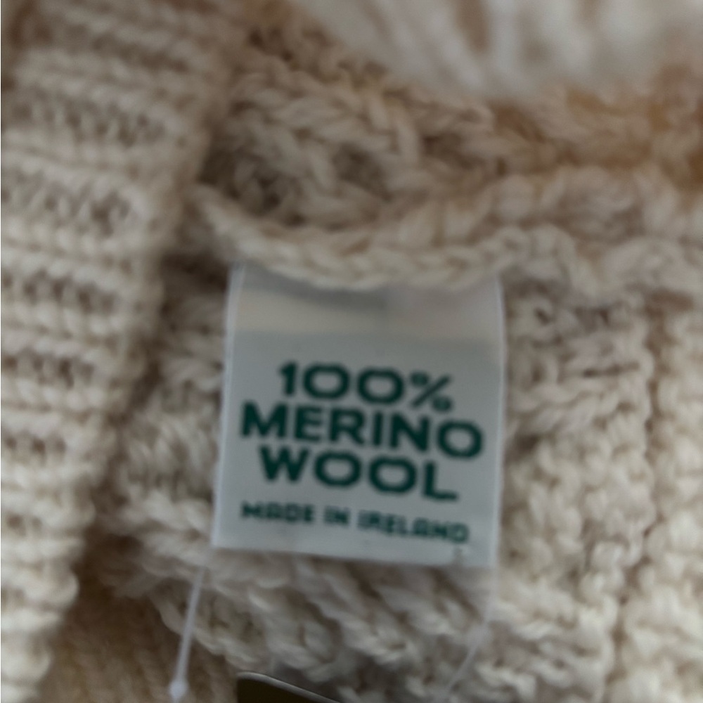 563A Elegant wool Cream cable Knit toque - Picture 2 of 2
